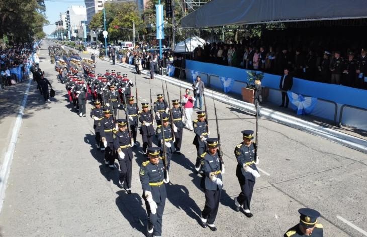 Con una gran convocatoria, comenz&oacute; el desfile c&iacute;vico-militar por el D&iacute;a de la Independencia
