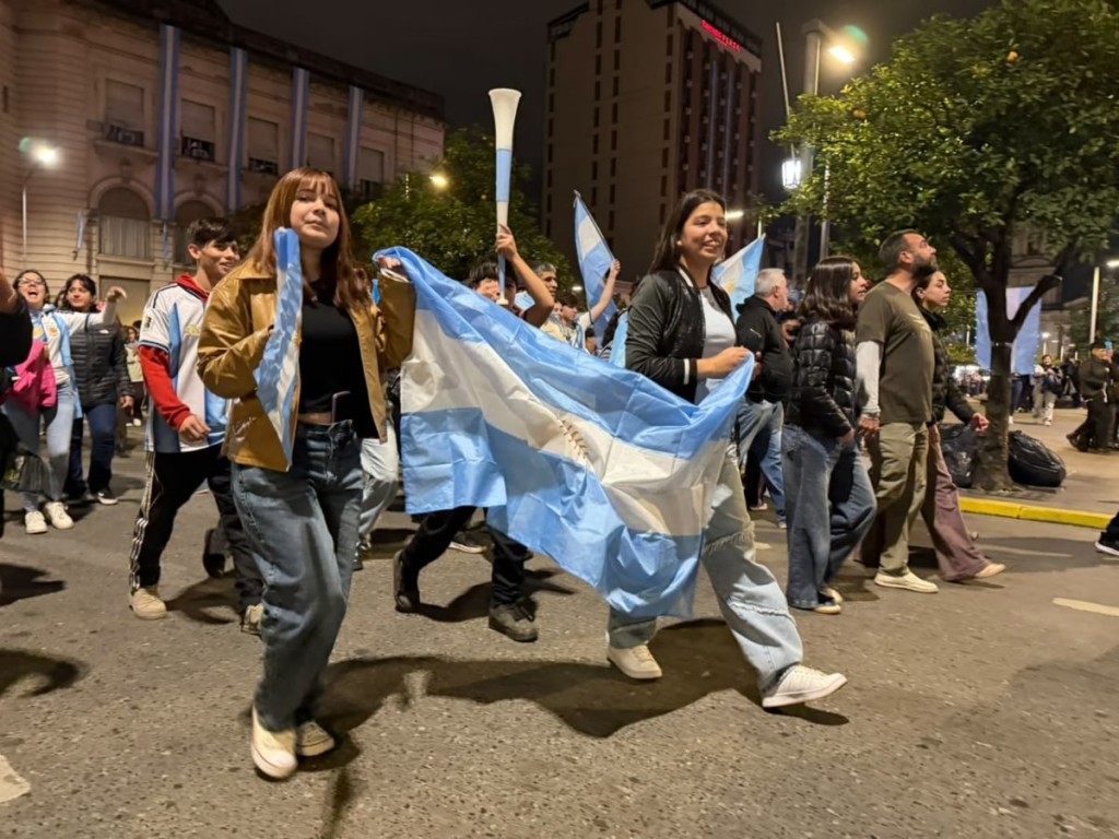 La plaza Independencia volvi&oacute; a llenarse de hinchas tras el pase de Argentina a semifinales del Mundial
