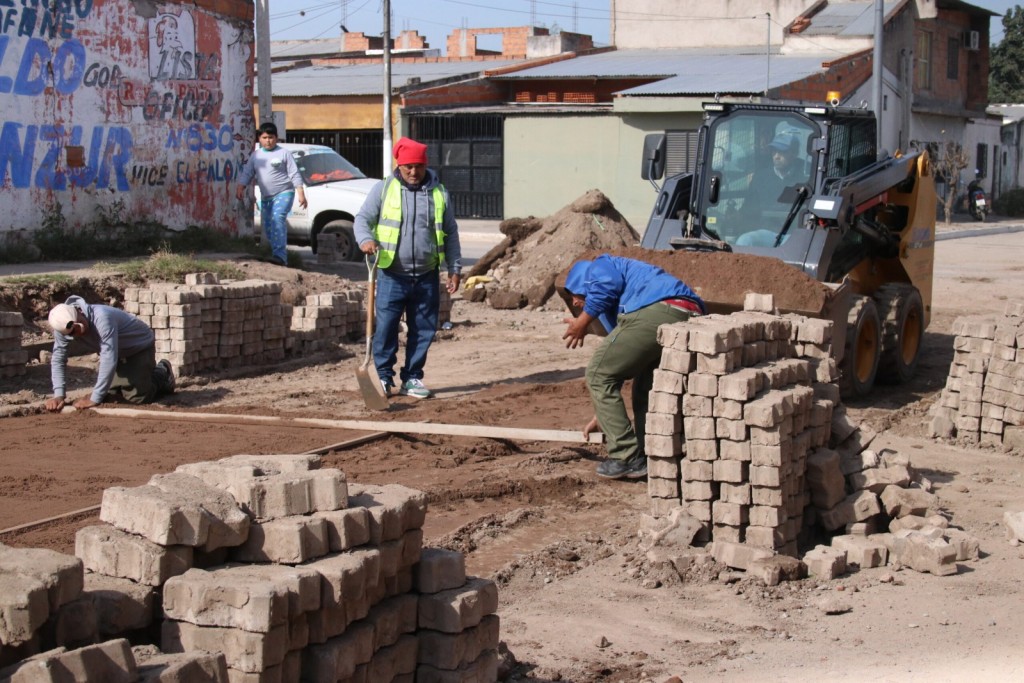La Municipalidad de Banda del R&iacute;o Sal&iacute; avanza con obras de adoquinado en Barrio Capit&aacute;n Candelaria
