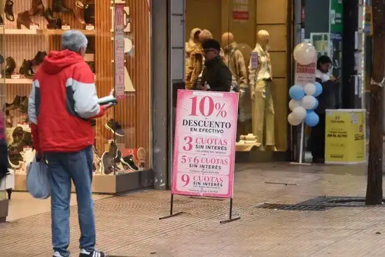 La FET y SEOC recomendaron que el comercio atienda de 9 a 15 por la semifinal entre Argentina e Inglaterra
