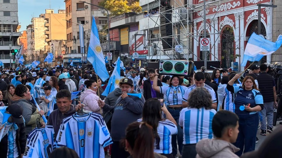 Argentina-Inglaterra: la Polic&iacute;a anunci&oacute; cortes de tr&aacute;nsito y un operativo con 200 efectivos en Plaza Independencia