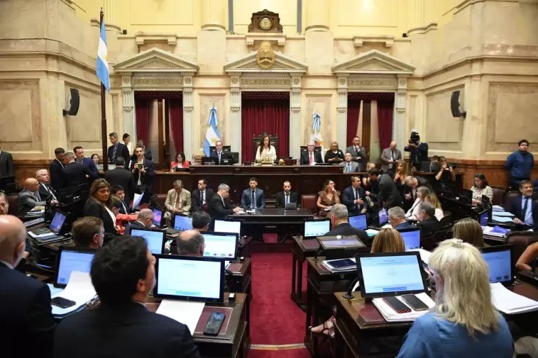 El Senado sesiona con qu&oacute;rum ajustado y el proyecto de tierras a extranjeros otra vez en duda: podr&iacute;a postergarse hasta agosto