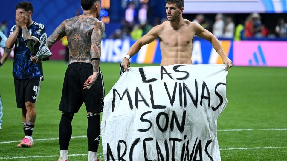 El Reino Unido pidi&oacute; a la FIFA investigar a la Selecci&oacute;n argentina por mostrar una bandera de las Malvinas tras el triunfo ante Inglaterra