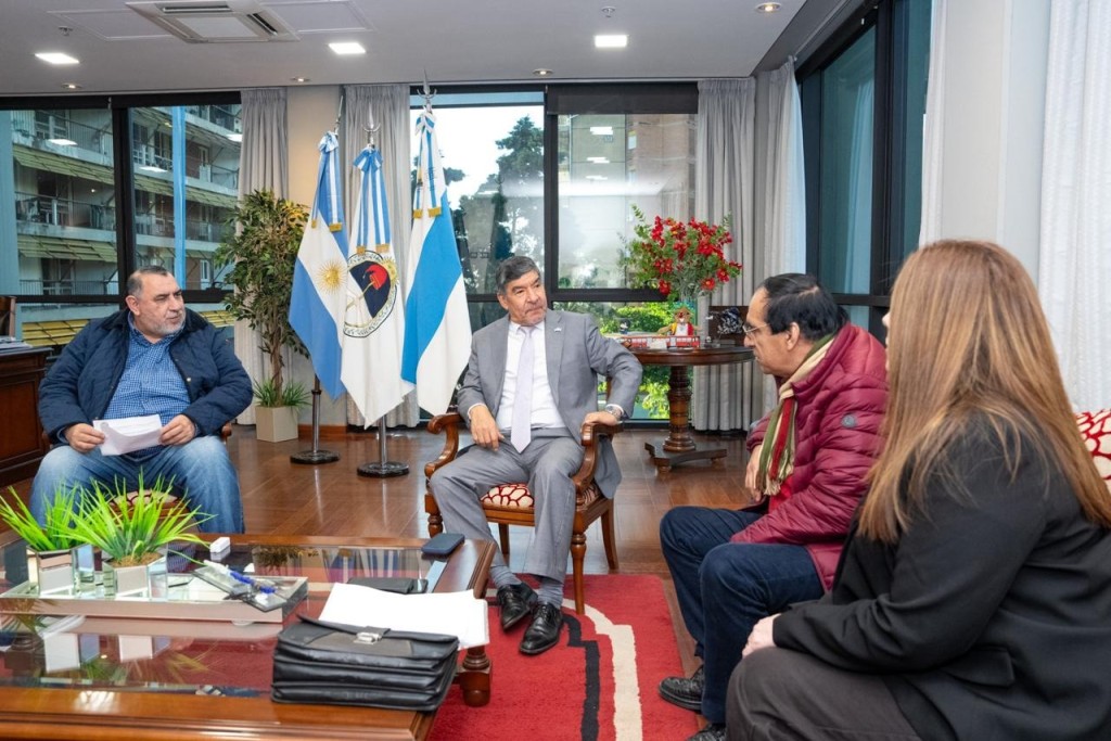 Miguel Acevedo recibi&oacute; a gremios estatales y municipales que reclamaron pases a planta y revisiones en la obra social