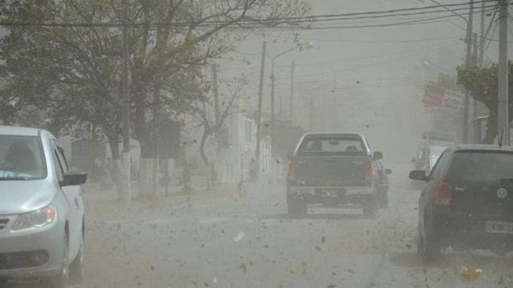 El zonda llev&oacute; a San Miguel de Tucum&aacute;n a 38,6 grados en julio y rige alerta amarilla para el s&aacute;bado