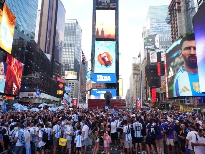 Un banderazo argentino multitudinario desbord&oacute; Times Square en la previa de la final del Mundial