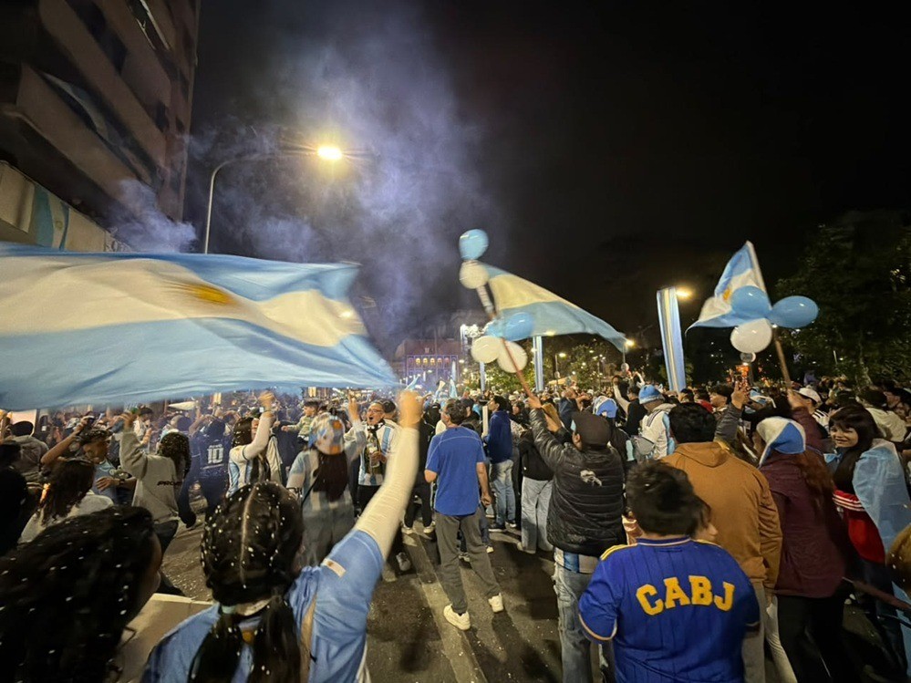 Miles de argentinos salieron a las calles para agradecer a la Scaloneta tras la final del Mundial 2026