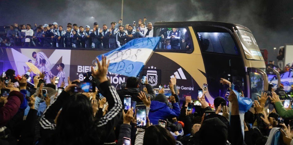 Multitudinario recibimiento para la Selecci&oacute;n argentina tras su regreso del Mundial