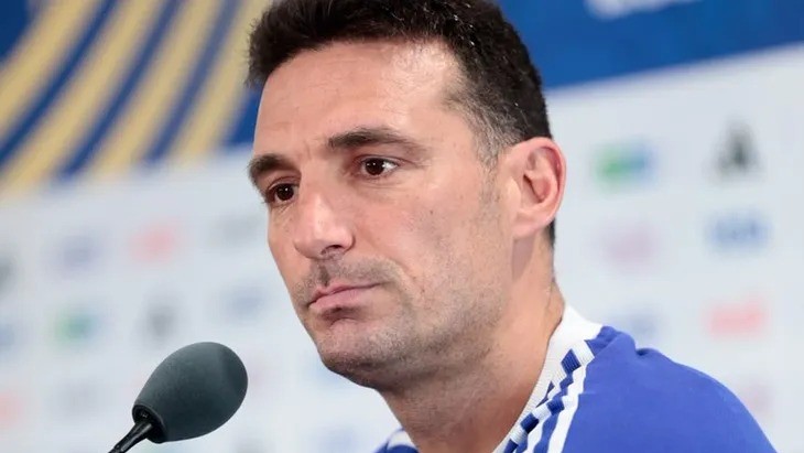 Scaloni neg&oacute; inconvenientes por la bandera de Malvinas y evit&oacute; confirmar si seguir&aacute; al frente de la Selecci&oacute;n