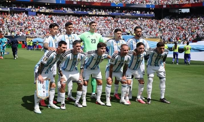 Mundial 2026: la FIFA incluy&oacute; a cinco futbolistas argentinos entre los candidatos al equipo ideal
