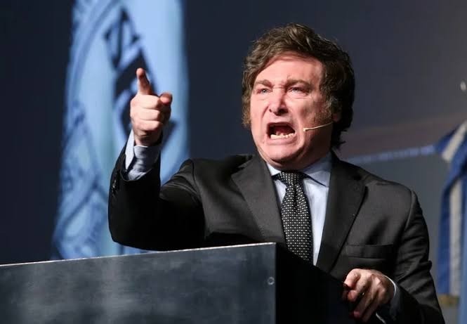 En medio de las cr&iacute;ticas globales, Milei apel&oacute; a una frase atribuida a Churchill: "&iquest;Tienes enemigos? Bien"