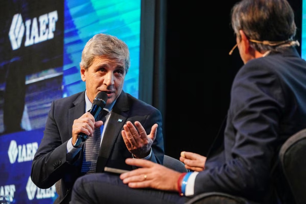 Luis Caputo volvi&oacute; a proyectar una mejora econ&oacute;mica: &ldquo;Se vienen los 18 mejores meses del Gobierno&rdquo;