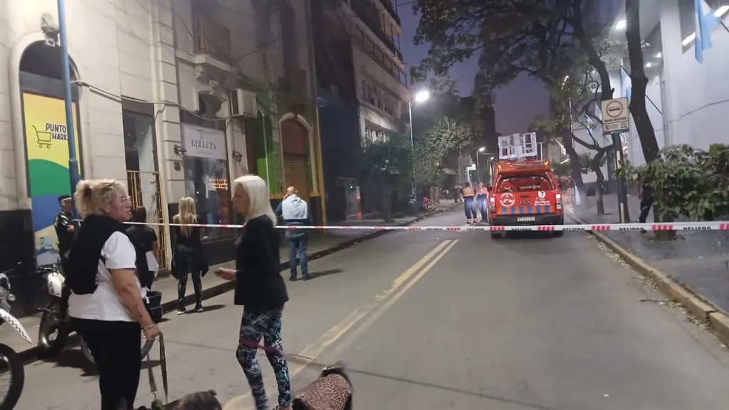 Explosi&oacute;n e incendio en un edificio del microcentro: un hombre sufri&oacute; graves heridas y evacuaron a 63 personas