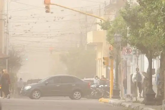 Viento Zonda en Tucum&aacute;n: cu&aacute;les son las zonas bajo alerta amarilla y qu&eacute; precauciones recomienda el SMN