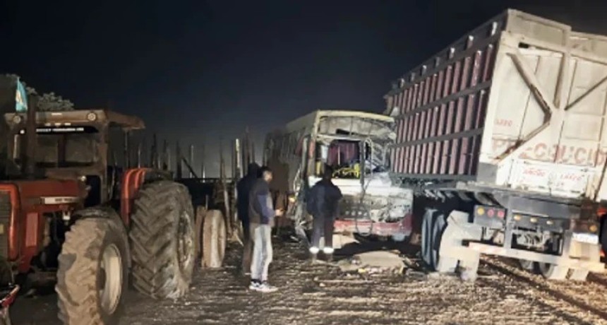 Accidente en Los Ralos: un colectivo con trabajadores rurales choc&oacute; contra un cami&oacute;n ca&ntilde;ero y una rastra