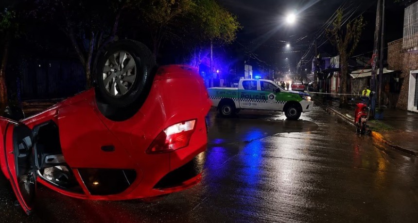 Jornada con dos graves siniestros viales en Tucum&aacute;n: un joven muri&oacute; en Bella Vista y un auto volc&oacute; en la capital