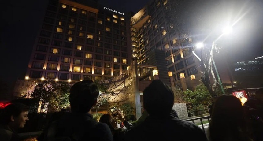 Hinchas mexicanos realizaron una ruidosa serenata frente al hotel de Inglaterra antes del duelo por el Mundial 2026
