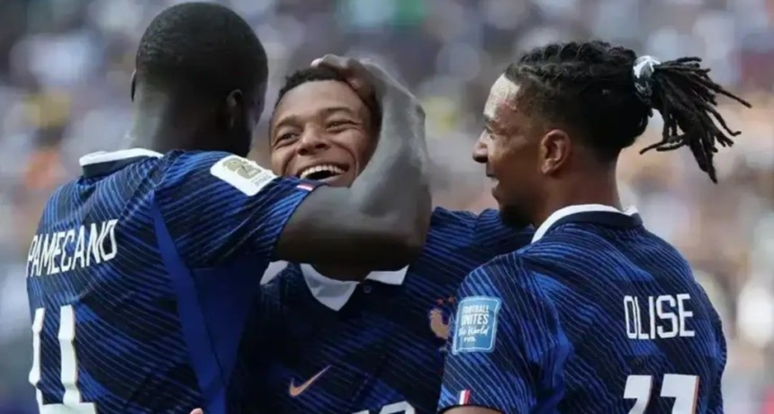 Francia desplaz&oacute; a Argentina de la cima del ranking FIFA y llega como l&iacute;der virtual a los cuartos de final