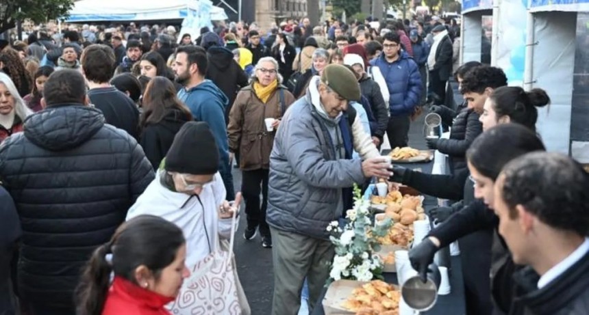 El tradicional chocolate patrio reuni&oacute; a vecinos y turistas en la plaza Independencia por el 9 de Julio