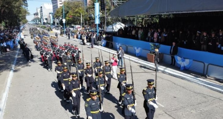 Con una gran convocatoria, comenz&oacute; el desfile c&iacute;vico-militar por el D&iacute;a de la Independencia