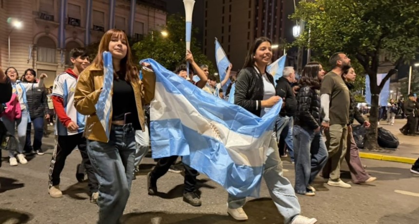 La plaza Independencia volvi&oacute; a llenarse de hinchas tras el pase de Argentina a semifinales del Mundial