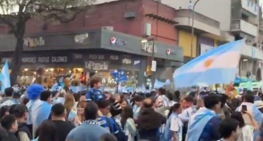 Del Obelisco a Plaza Independencia: una multitud celebr&oacute; el pase de Argentina a la final del Mundial 2026