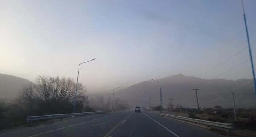 Viento Zonda en Taf&iacute; del Valle: Defensa Civil report&oacute; baja visibilidad en la ruta y pidi&oacute; precauci&oacute;n