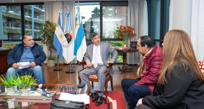 Miguel Acevedo recibi&oacute; a gremios estatales y municipales que reclamaron pases a planta y revisiones en la obra social