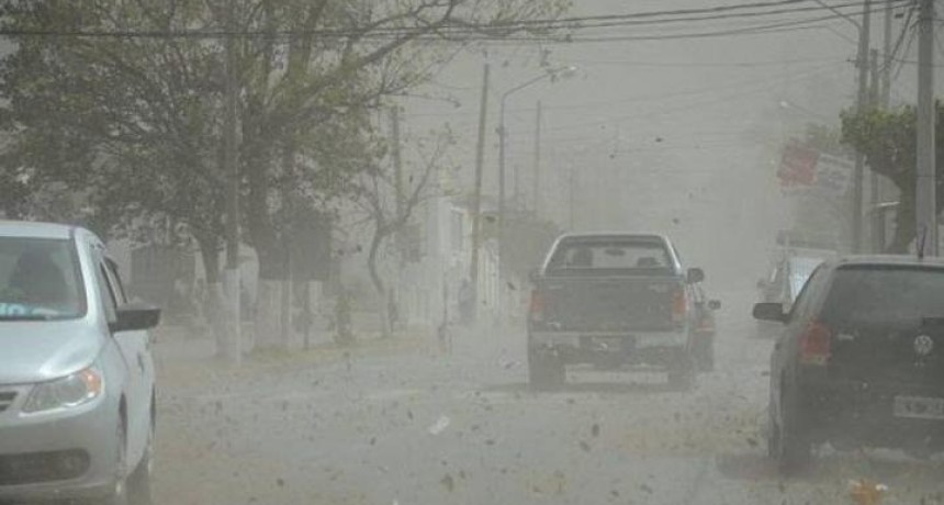 El zonda llev&oacute; a San Miguel de Tucum&aacute;n a 38,6 grados en julio y rige alerta amarilla para el s&aacute;bado