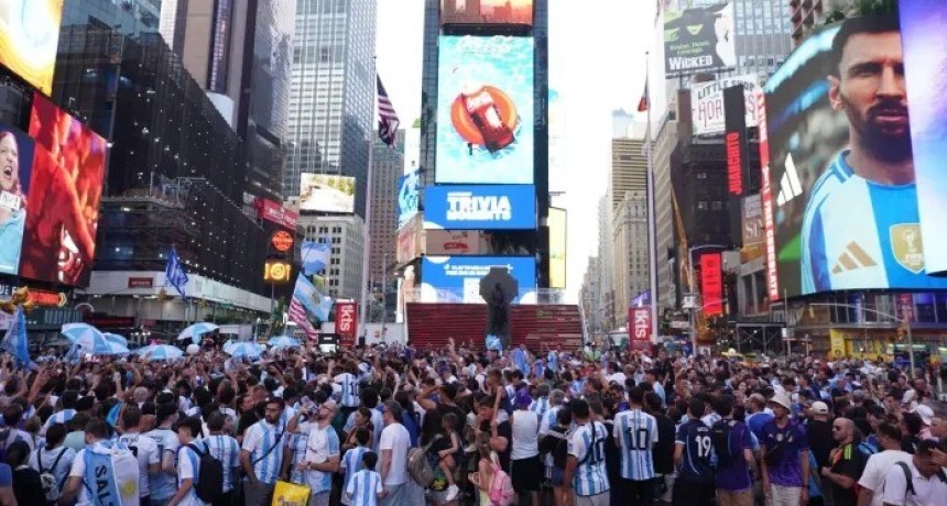 Un banderazo argentino multitudinario desbordó Times Square en la previa de la final del Mundial