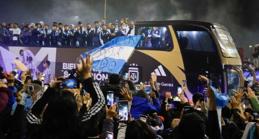 Multitudinario recibimiento para la Selección argentina tras su regreso del Mundial