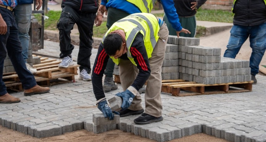 Banda del Río Salí desplegó pavimento, luminarias y tótems de seguridad en el Barrio 60 Viviendas II