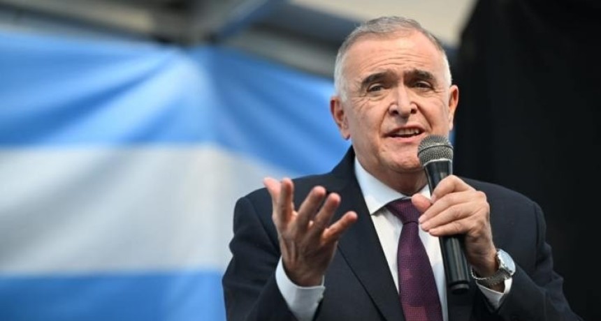 El gobernador Jaldo fue operado en Buenos Aires por una obstrucción coronaria detectada durante un viaje oficial