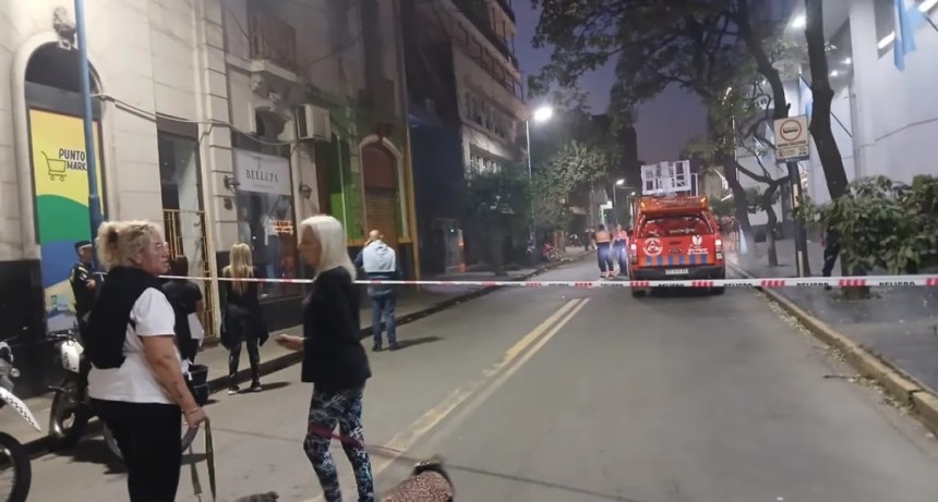 Explosión e incendio en un edificio del microcentro: un hombre sufrió graves heridas y evacuaron a 63 personas