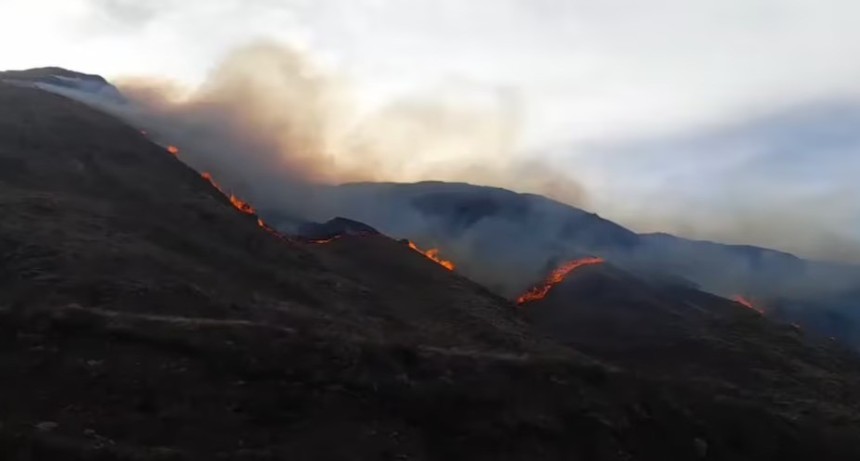 La Rioja combate un incendio forestal que ya destruyó casi 900 hectáreas en las sierras de Guanchín