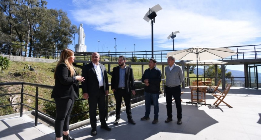 En San Javier, Manzur recorrió el Complejo Turístico y visitó obras en un polideportivo