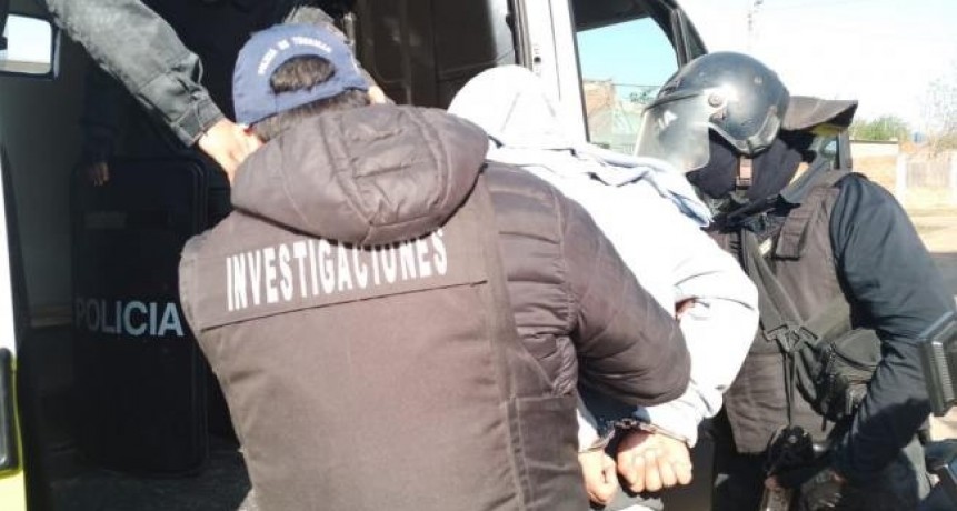 Detienen a dos personas e incautan armas de fuego y municiones