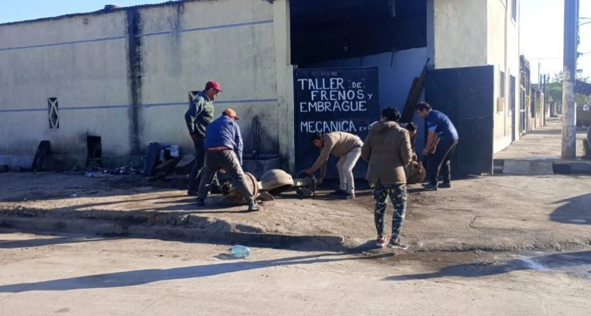 Clausuraron un taller mecánico por falta de habilitación y secuestraron vehículos