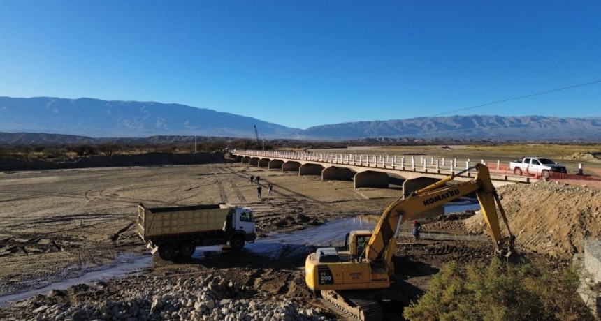 Avanza la recuperación del puente sobre el río Santa María y de la Ruta 307
