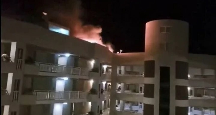 Un helicóptero cayó sobre el techo de un hotel en Australia y evacuaron a los huéspedes