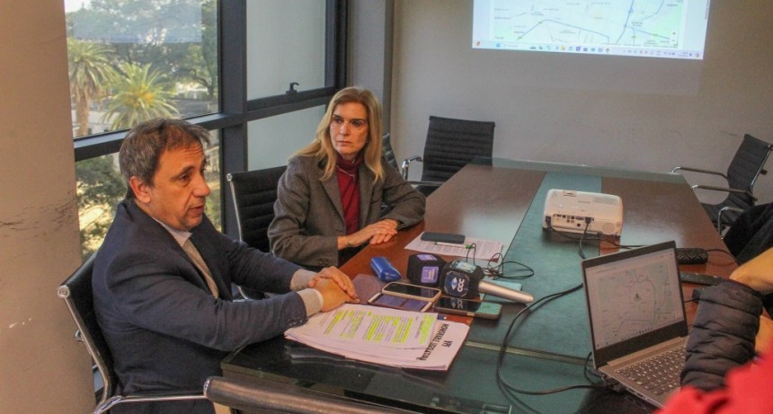 Legisladores radicales piden que se declare al transporte como servicio esencial