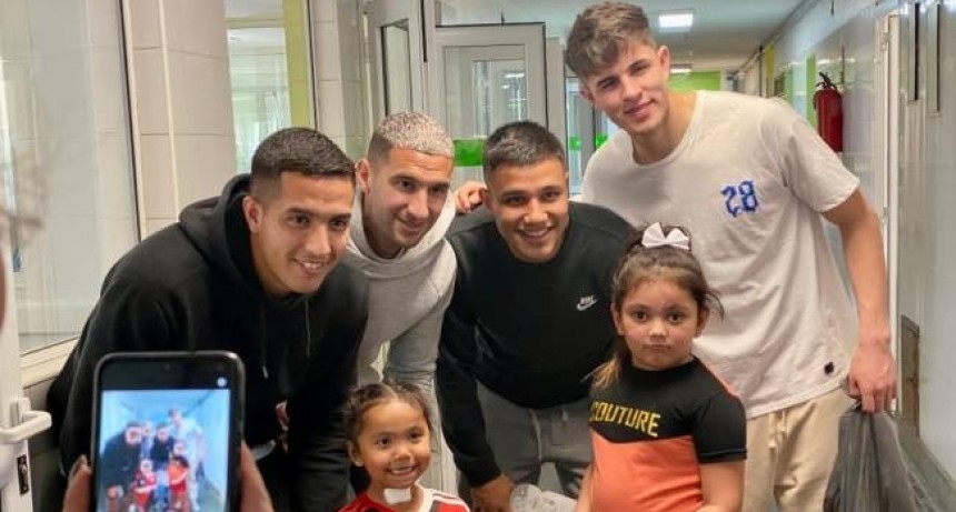 Jugadores de Atlético llevaron regalos a pequeños internados en el hospital de Niños