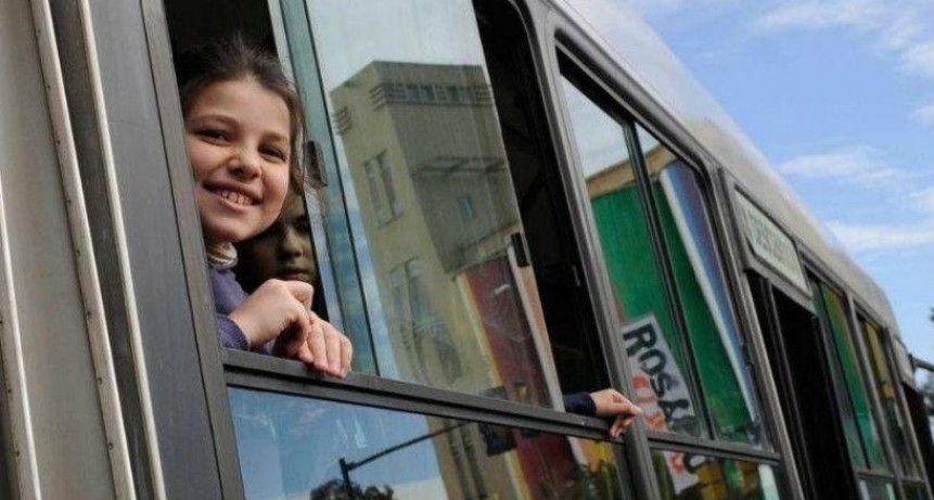 El domingo, niños y niñas podrán viajar gratis en colectivo por ser su día