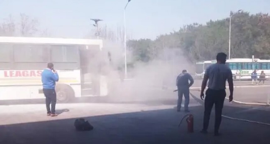 Se incendió un colectivo de la línea 110 en plena terminal
