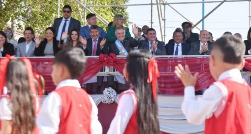 Jaldo encabezó el desfile cívico-militar por el 214º aniversario del natalicio de Juan Bautista Alberdi