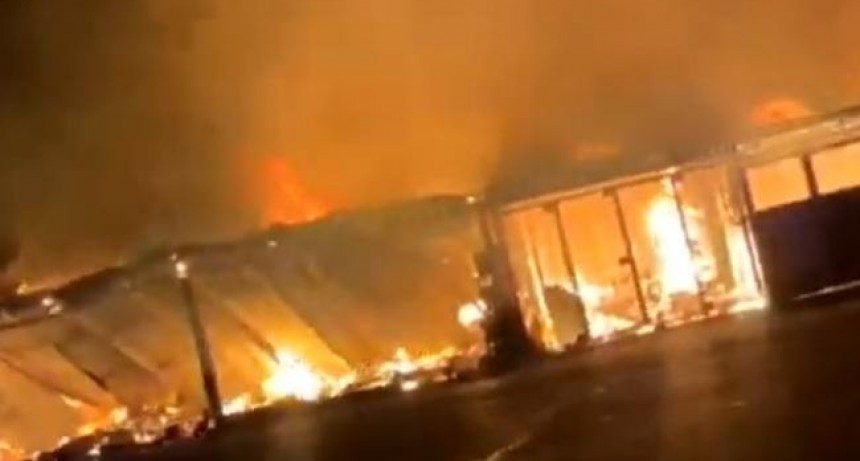 Un incendio arrasó con puestos comerciales en el monumento El Indio