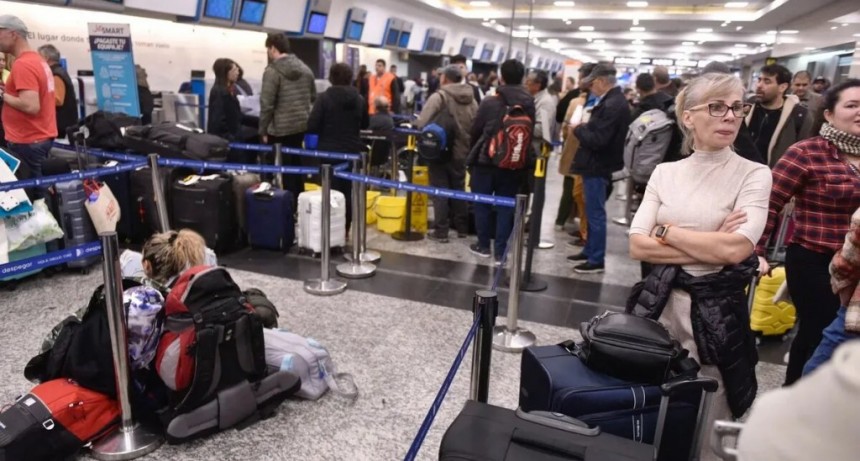 Malestar en Aeroparque por medida de fuerza de gremios aeronáuticos