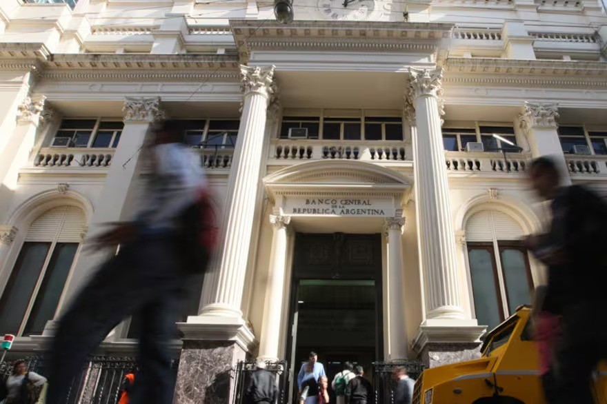 El BCRA sube encajes para frenar la demanda de dólares