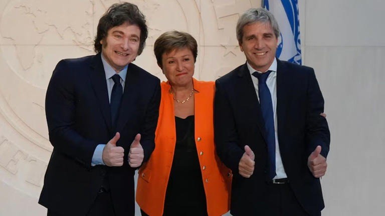 El FMI aprueba revisión y desembolsa US$2.000 millones a Argentina