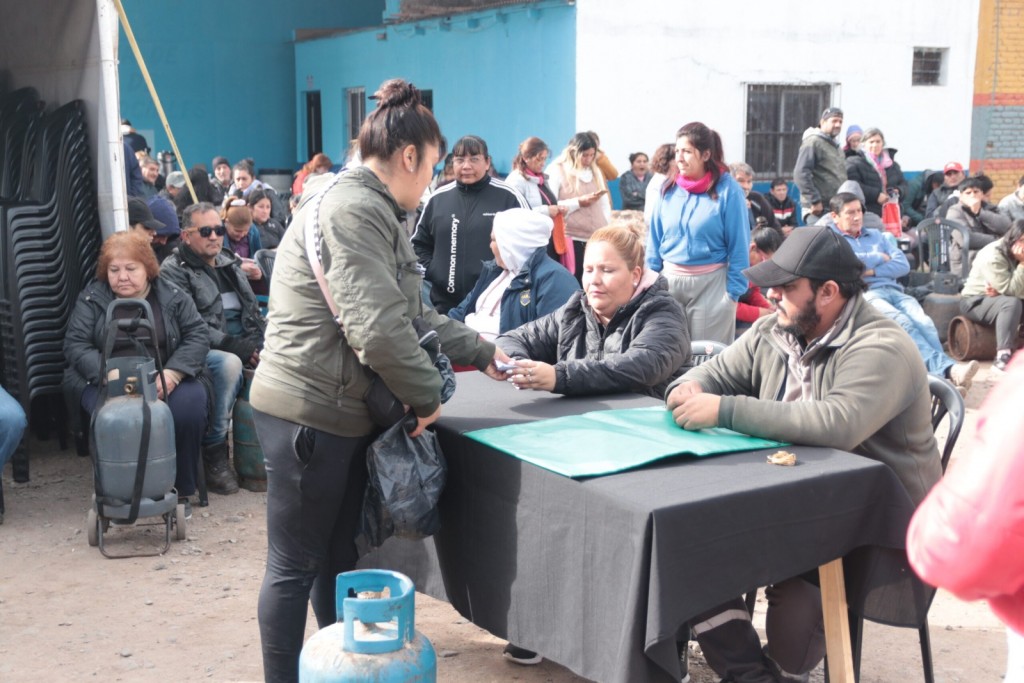 La Banda del Río Salí refuerza ayuda con garrafas a $5.000